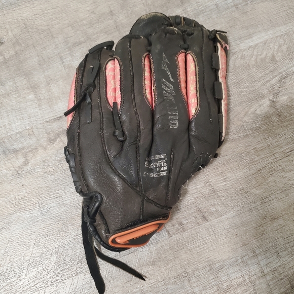 Mizuno Accessories - Mizuno Pink and Black Leather Catching Mitt